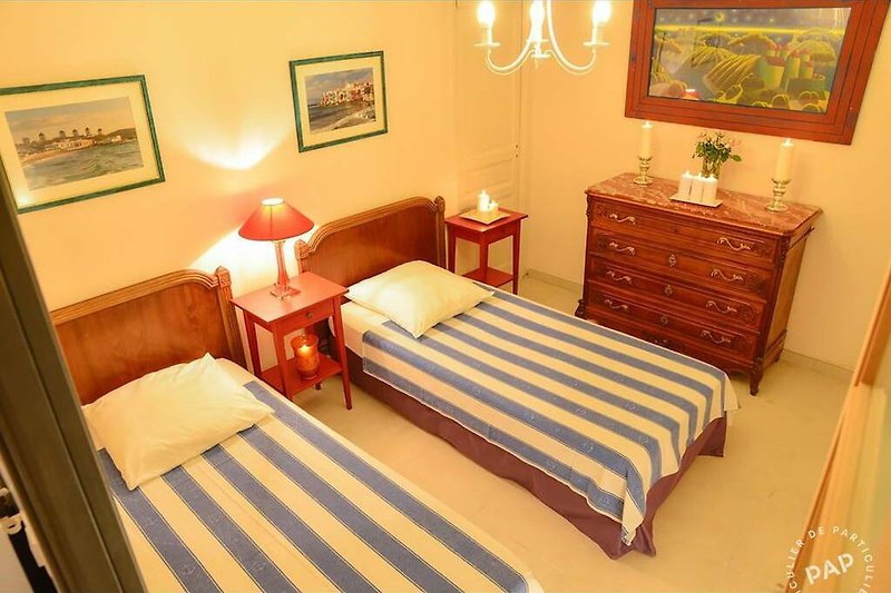 Profitez du confort de cette chambre avec un lit en bois et une décoration chaleureuse. Détendez-vous et regardez la télévision dans votre lit.