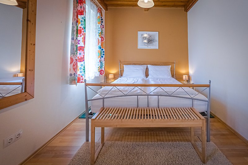 Gemütliche Schlafzimmer mit komfortablem Bett und stilvoller Inneneinrichtung.