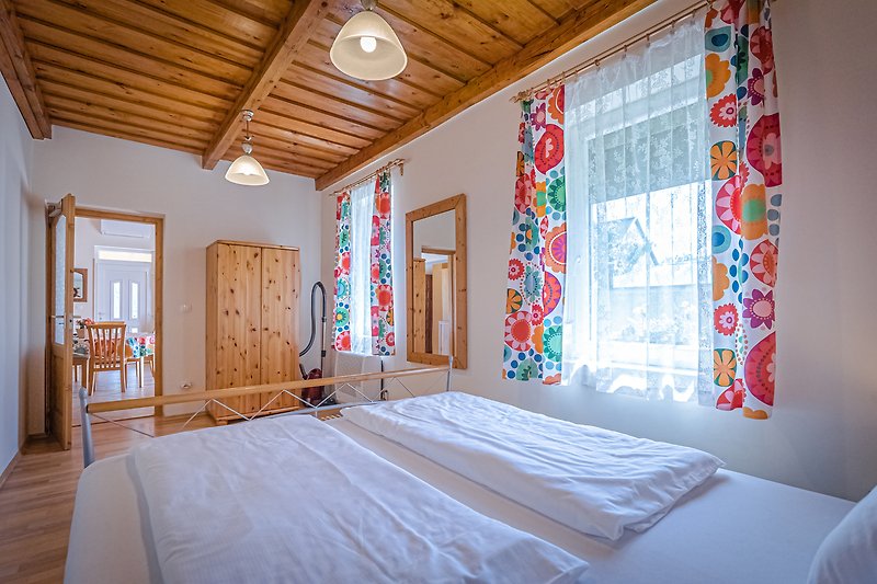 Gemütliches Schlafzimmer mit Holzmöbeln und stilvoller Inneneinrichtung.