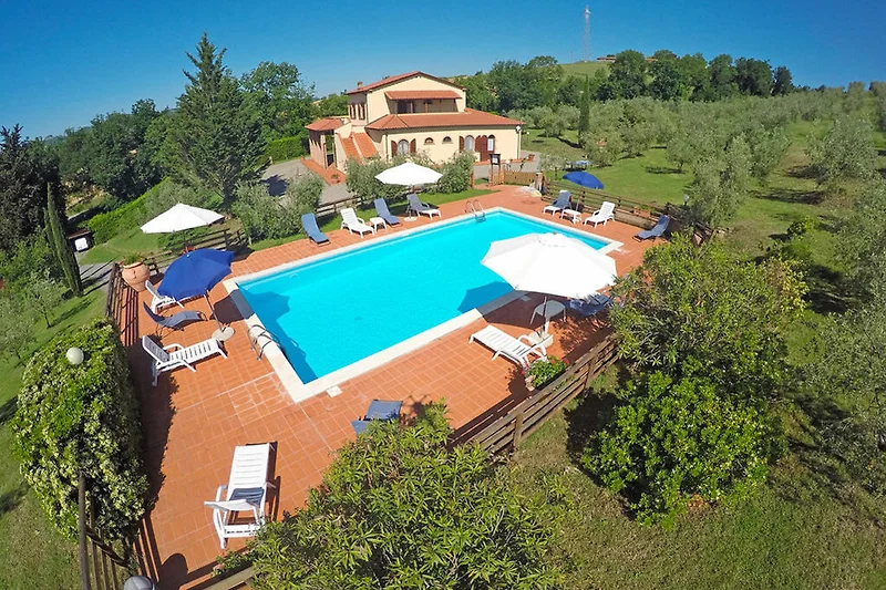Privates Anwesen mit Pool, Palmen und Meerblick.