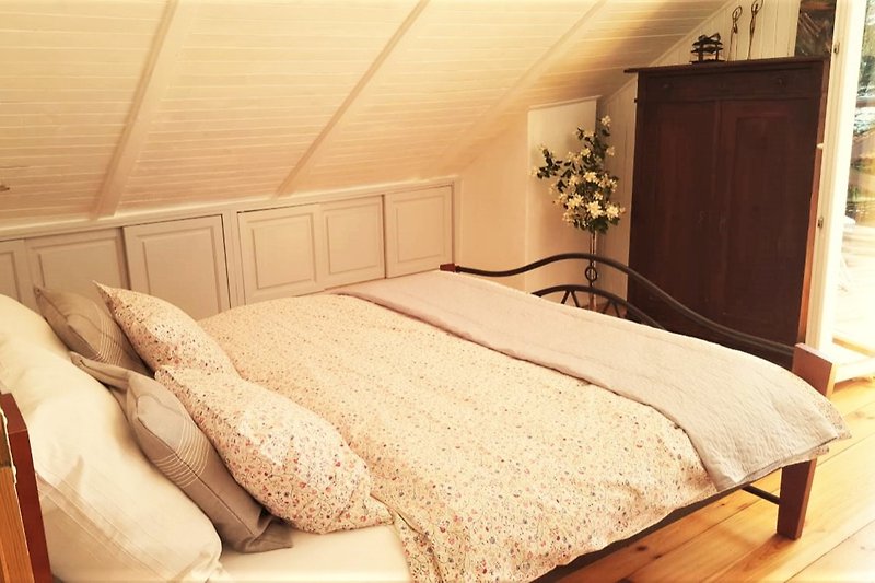 Stilvolles Schlafzimmer mit Holzmöbeln und gemütlichem Bett. Perfekt zum Entspannen.