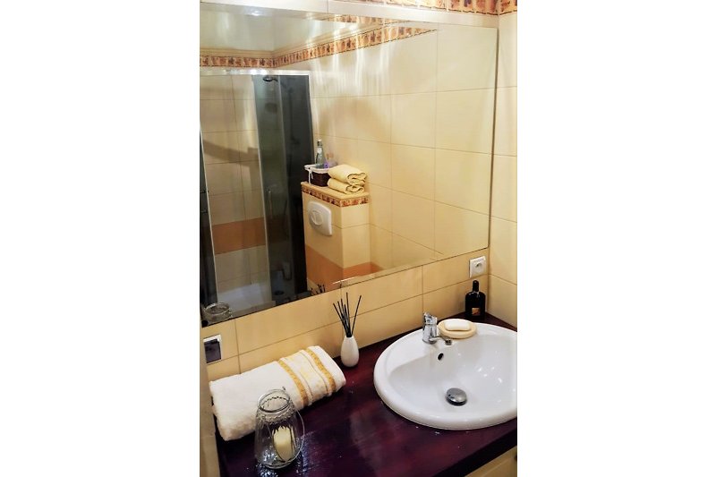 Schönes Badezimmer mit grossem Spiegel, Waschbecken und stilvoller Einrichtung. Perfekt zum Entspannen.