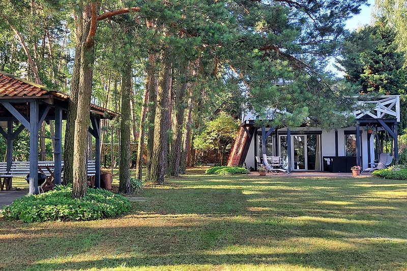 Schönes Haus mit Grillhaus in schattigen Baumen gelegt. Perfekt zum Entspannen.