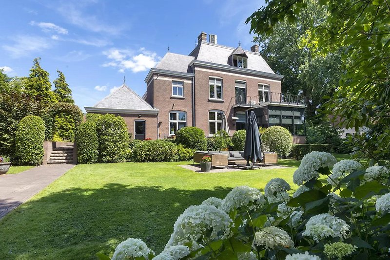 Das Rijksmonument ist von Garten aus sichtbar.