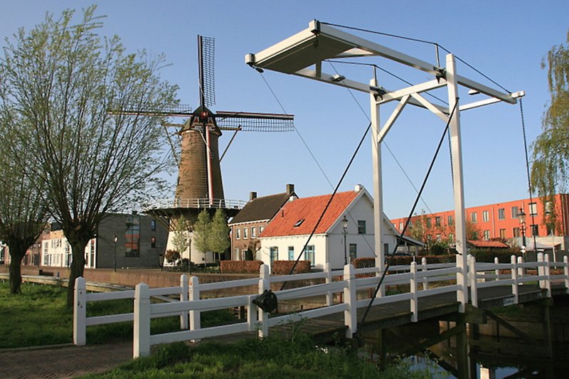 Die Brücke und die funktionierende Mühle sind bequem zu Fuß erreichbar.