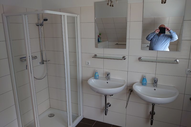 Badezimmer im Obergeschoss mit Doppel-Waschtisch