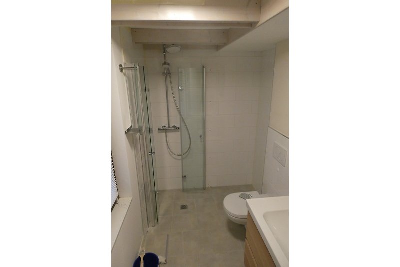 Badezimmer EG mit modernen Armaturen und stilvoller Dusche.