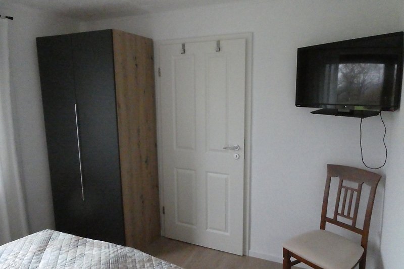Scchlafzimmer EG mit Doppelbett 160x200 und Fernseher