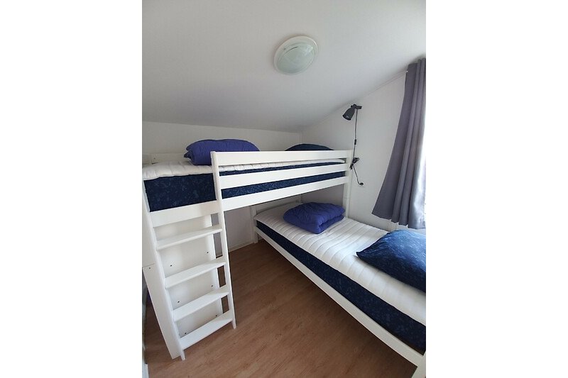 Slaapkamer met 1P bed en hoogslaper - nieuwe matrassen !