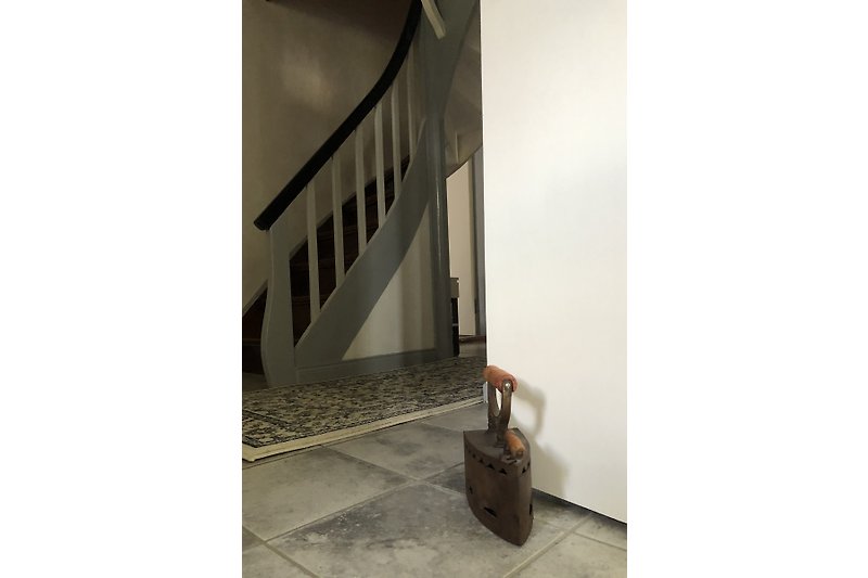 Flur mit Treppenaufgang zum 1. OG (2. Schlafzimmer)