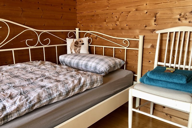 Gemütliches Schlafzimmer mit Holzboden und bequemem Bett.