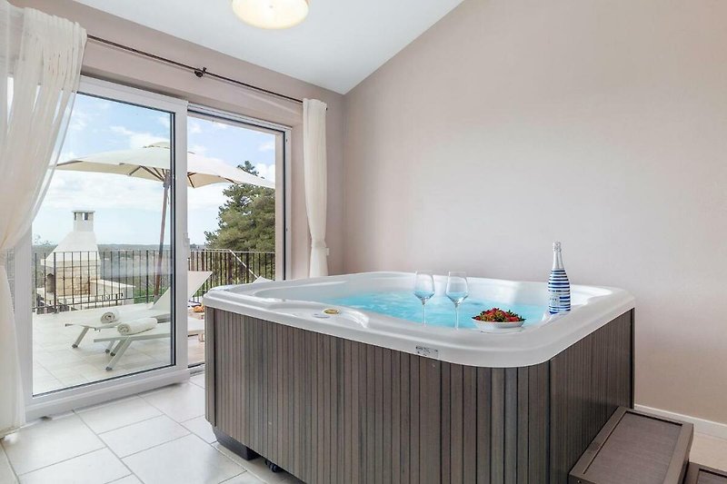Gemütliches Apartment mit stilvollem Interieur und luxuriöser Badewanne.