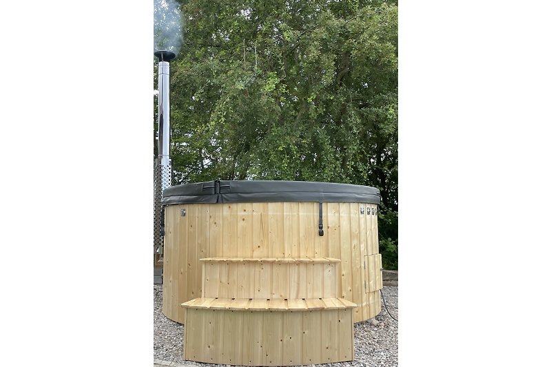 Hot Tub  50,oo€/Abend inkl. Holz