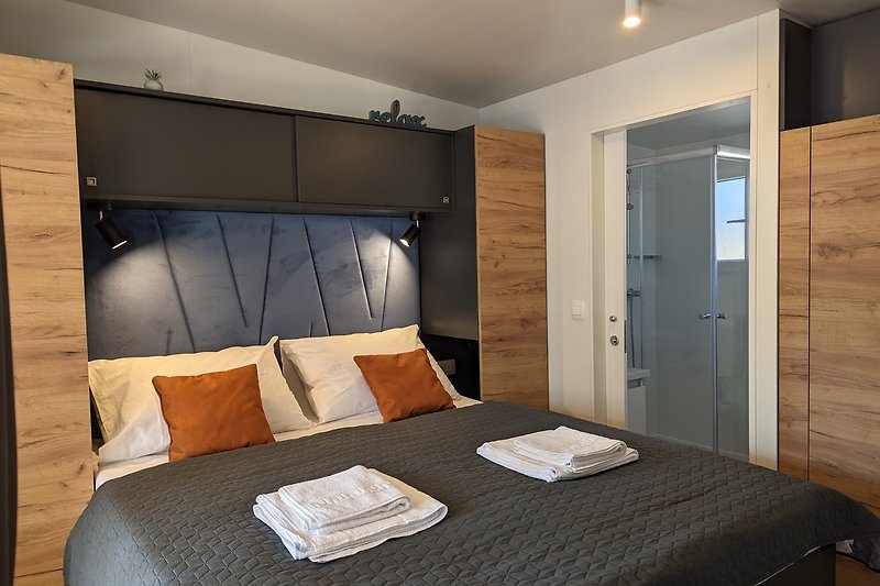 Das Hauptschlafzimmer verfügt über ein eigenes Badezimmer für zusätzlichen Komfort und Privatsphäre.