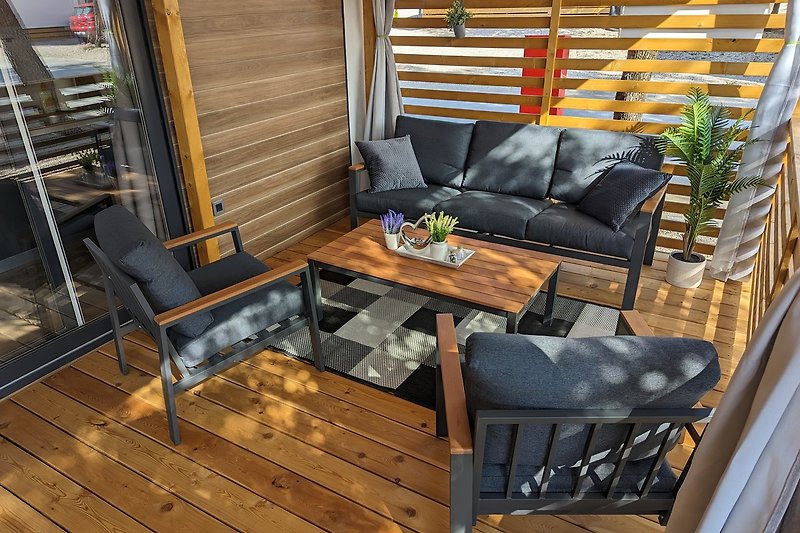 Ein stilvoller und komfortabler Loungebereich wird zu einem perfekten Ort zum Entspannen und geselligen Beisammensein.