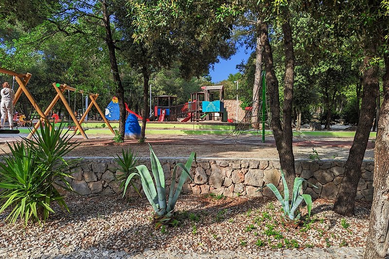 Der zentral gelegene Kinderpark innerhalb des Camps ist leicht zugänglich und unterhaltsam für die Kinder.