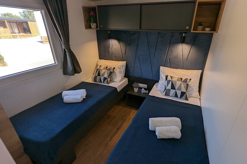Geräumiges Schlafzimmer mit Holzmöbeln und gemütlicher Einrichtung.