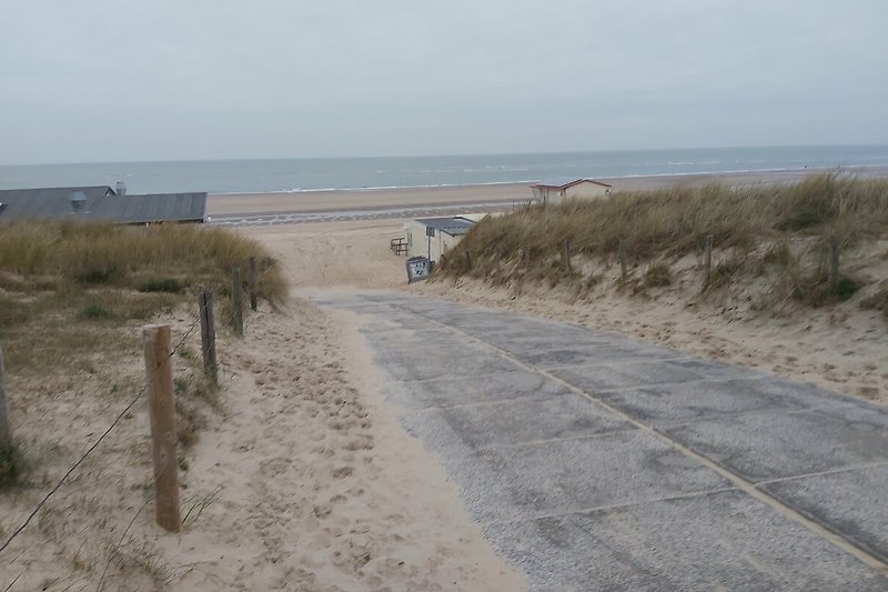 de strandovergang bij Oostkapelle naar het strand, waar links van u Strandpaviljoen de Piraat aanwezig is