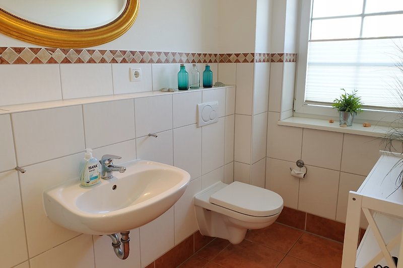 Modernes Badezimmer im Erdegeschoss mit stilvoller Einrichtung und lila Akzenten.
