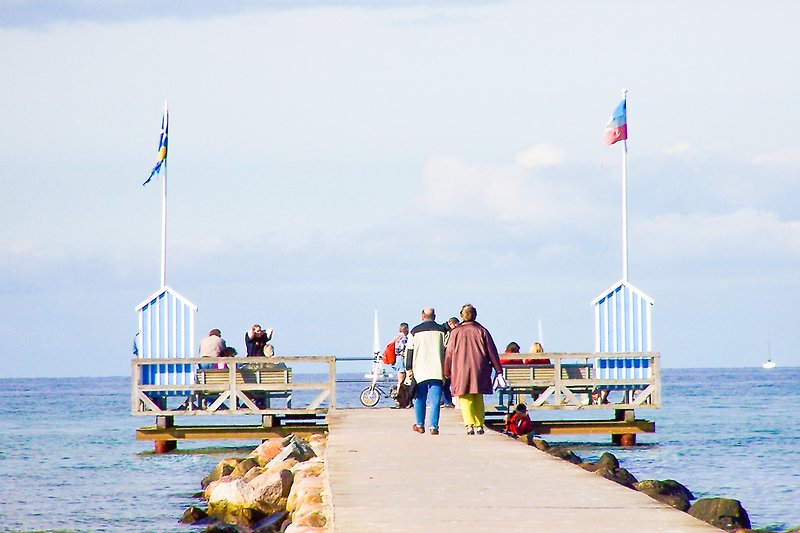 Seebrücke am Strand - perfekt für Spaziergänge.