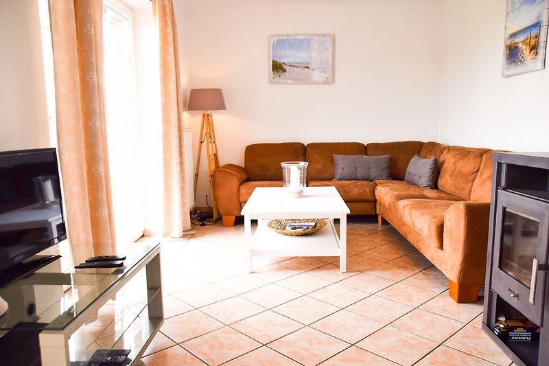 Stilvolles, gemütliches Wohnzimmer mit bequemer Couch, Multimedia und Kamin.