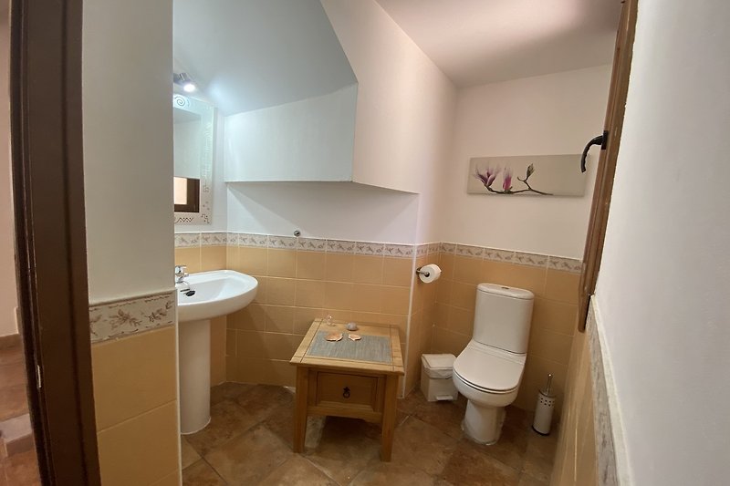 Gäste WC mit modernem Waschbecken und Spiegel.
