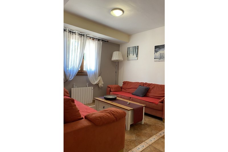 Willkommen in diesem stilvollen Haus mit Holzmöbeln  und gemütlichem Interieur.
