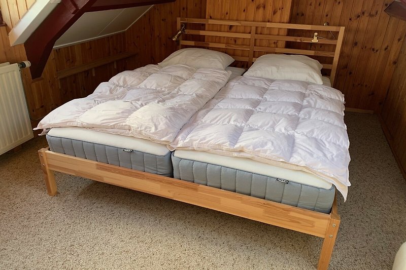Doppelbett mit komfortablen Matratzen.