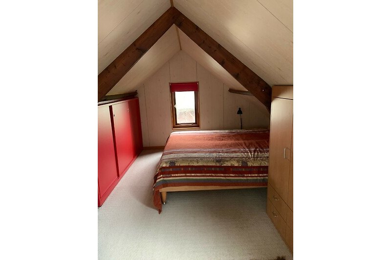 Ein komfortables Schlafzimmer mit gemütlichem Doppelbett.
