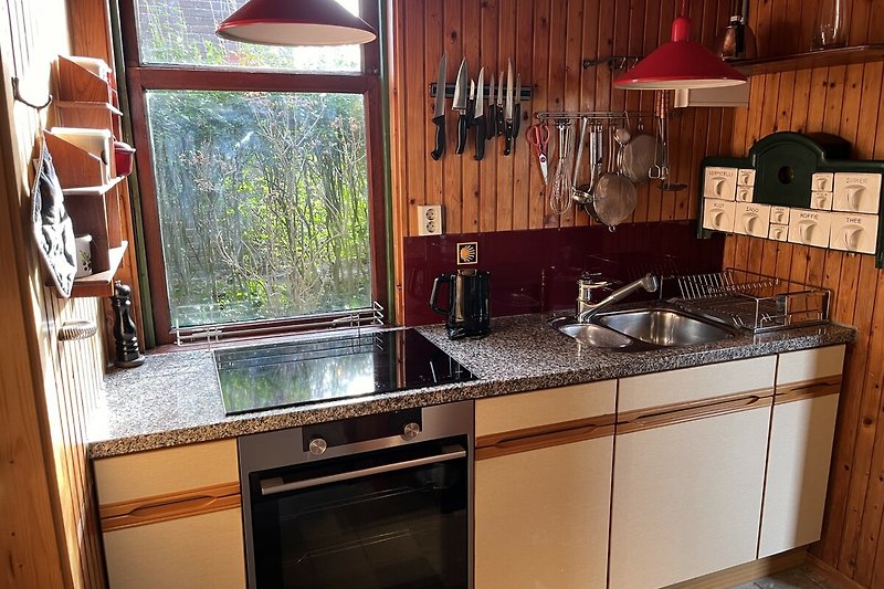 Küche mit Schränken und Granitarbeitsplatte.