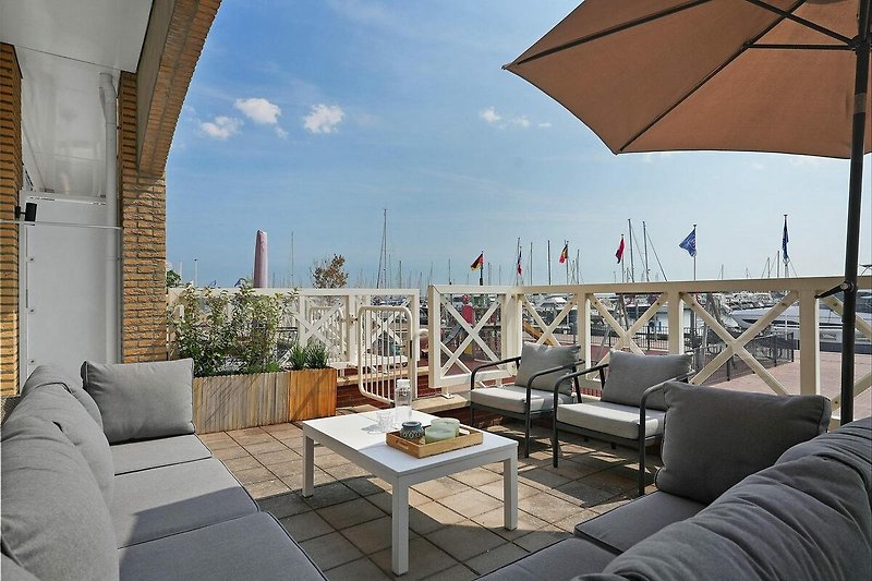 Terrasse mit hochwertigen Rattan-lounge
