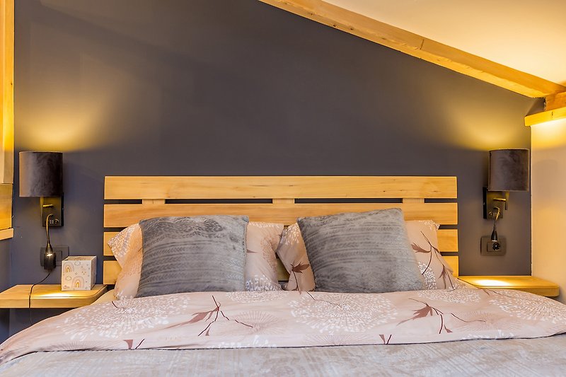 Udobna spavaća soba s drvenim namještajem i žutim detaljima.