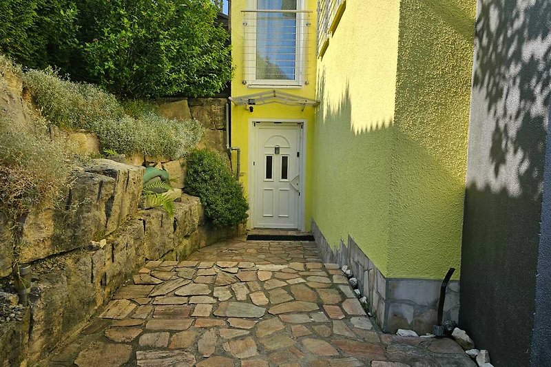 Willkommen in diesem charmanten Ferienhaus mit einer einladenden Tür Hier befindet sich der Eingang.