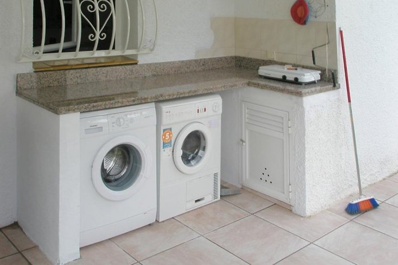 Außenkochstelle mit Waschmaschine und Trockner