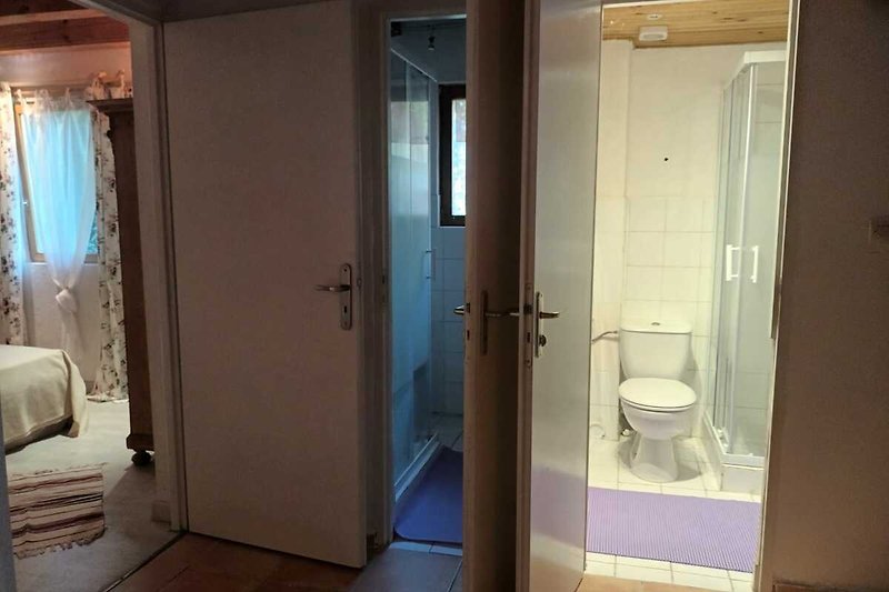 Willkommen in diesem charmanten Haus mit stilvollem Badezimmer und gemütlicher Holzausstattung. Entspannen Sie sich und genießen Sie Ihren Aufenthalt!