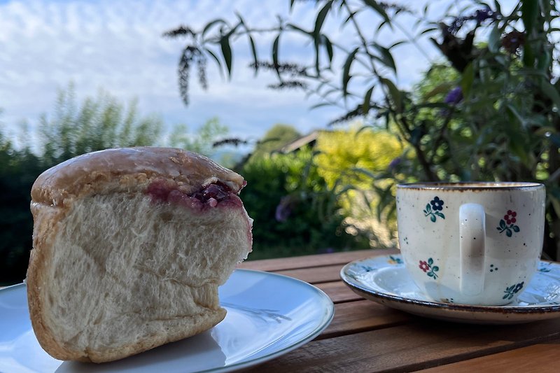Genießen Sie eine Tasse Kaffee und ein leckeres Frühstück auf der Terrasse. Entspannen Sie sich und genießen Sie die Natur!