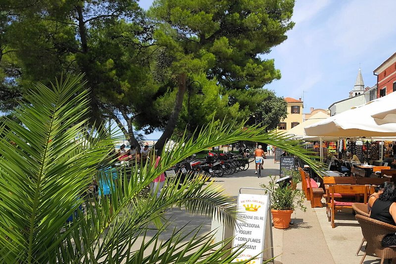 Fazana, Strandpromenade mit Restaurants