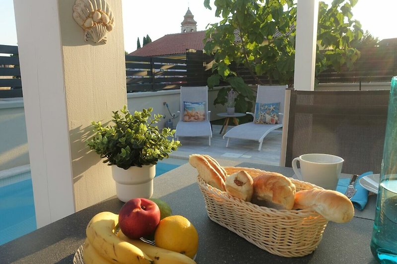 Morgentliches Frühstück auf der Terrasse