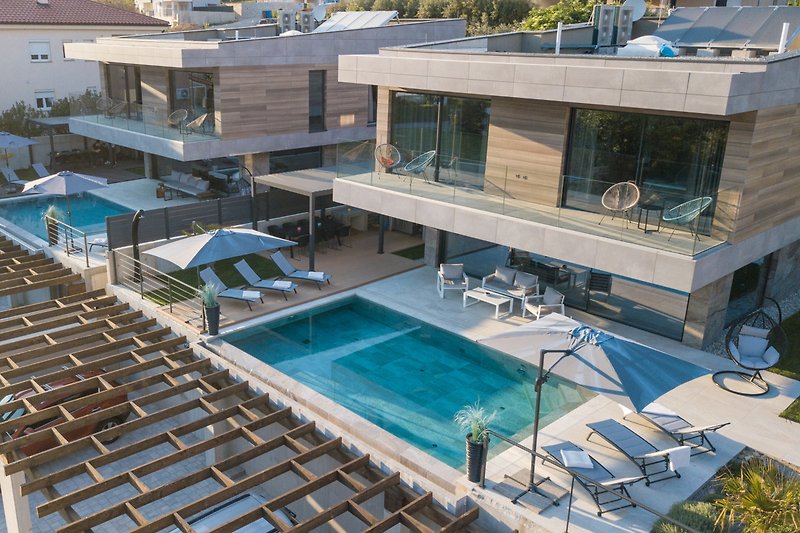 Villa mit beheiztem Infinity-Pool und Blick auf die wunderschöne Bergwelt