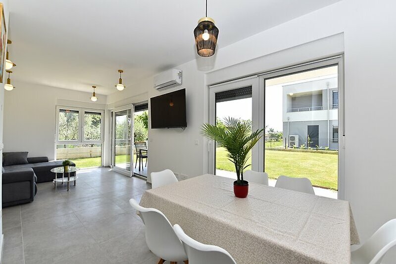 Stilvolles Wohnzimmer mit modernen Möbeln und Pflanzen.