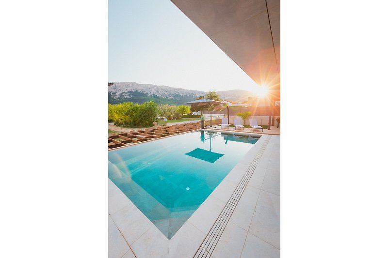 Villa mit beheiztem Infinity-Pool und Blick auf die wunderschöne Bergwelt