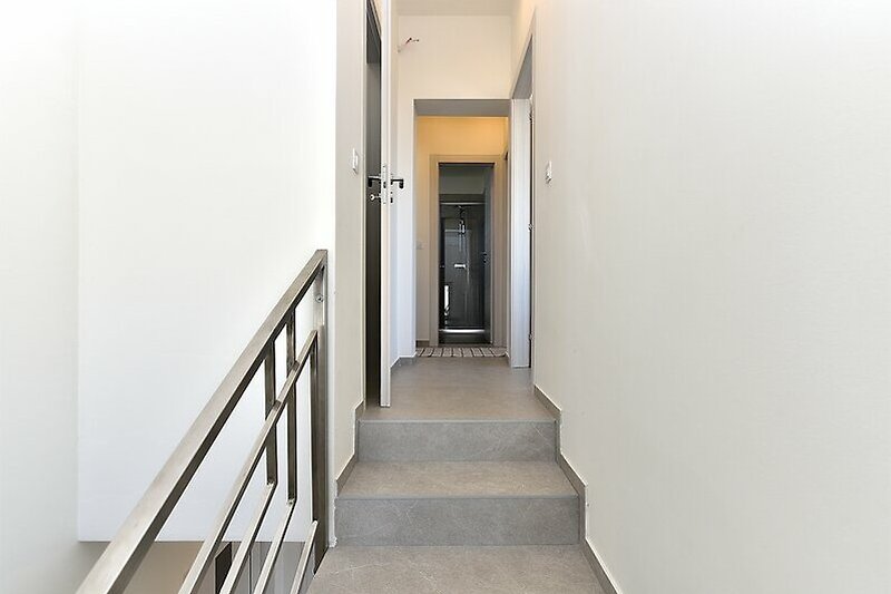 Treppe mit Handlauf, Holz und Metall - stilvolles Ambiente!