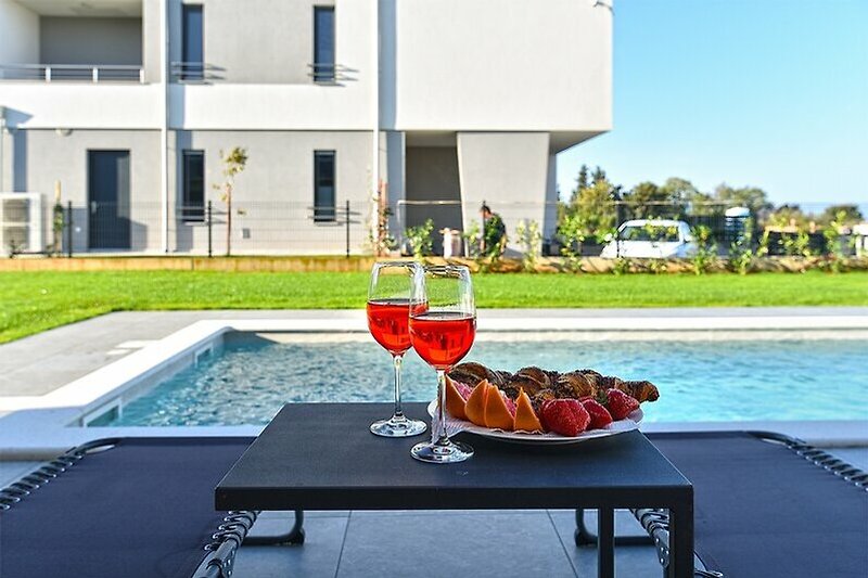 Schwimmbad, Tisch mit Essen, Fenster, Haus, Pflanze - perfekte Entspannung!