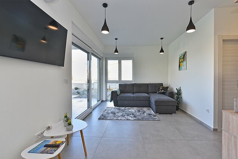Modernes Wohnzimmer mit stilvoller Einrichtung und gemütlicher Beleuchtung.