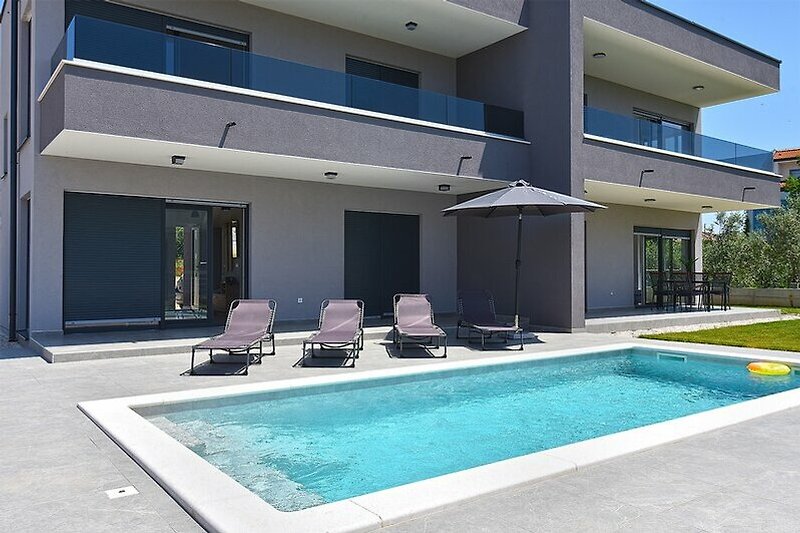 Schwimmbad, Fenster, Tür, Stühle, Tisch - Entspannung am Pool! ?‍♂️