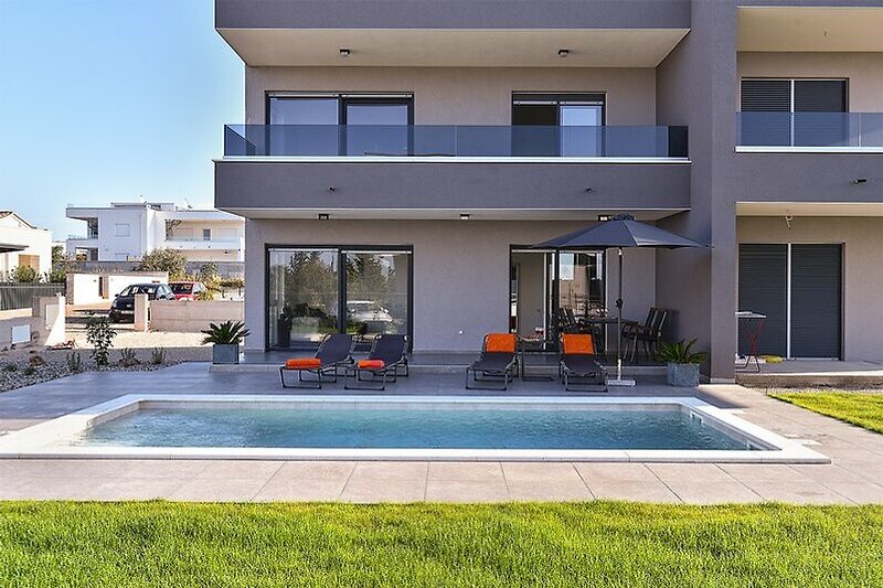 Geräumige Wohnung mit modernem Design, urbaner Landschaft und stilvoller Einrichtung.