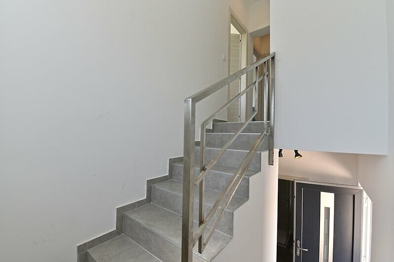 Treppe mit Holzgeländer, Glas und Metall - modernes Design!