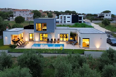 Moderne Villa mit privatem Pool in der Nähe des Meeres