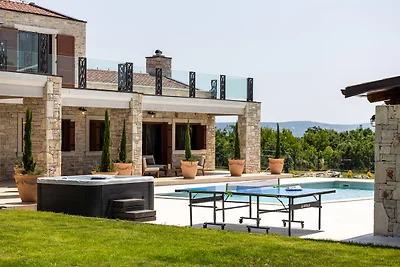 Schöne Villa mit beheiztem Pool, Jacuzzi und Sauna