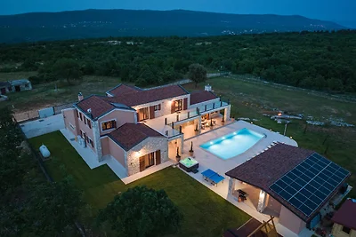 Schöne Villa mit beheiztem Pool, Jacuzzi und Sauna